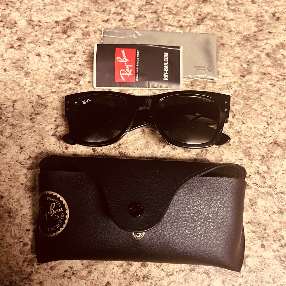 Black Ray-Ban Sunglasses